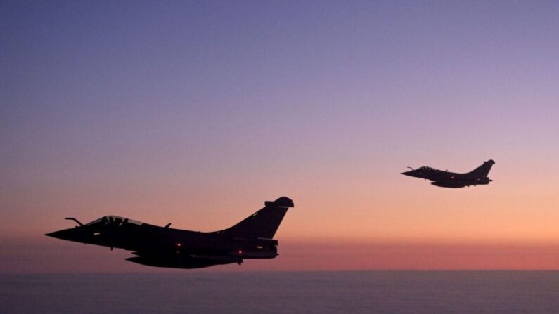 Des chasseurs  Rafale de l'armée de l'air française patrouillent l'espace aérien au-dessus de la Pologne le 4 mars 2022, dans le cadre du système de surveillance de l'OTAN (Nicolas Tucat/AFP via Getty Images).