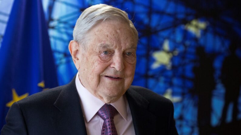 George Soros, fondateur et président de l'Open Society Foundations arrive pour une réunion à Bruxelles, le 27 avril 2017. (Olivier Hoslet/AFP via Getty Images)