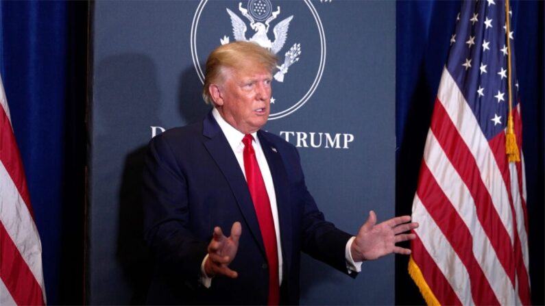 Donald Trump, 45e président des États-Unis, répond aux questions des journalistes avant son discours à la Conférence d'action politique conservatrice au Rosen Shingle Creek d'Orlando, en Floride, le 26 février 2022. (Tal Atzmon/ Epoch Times)