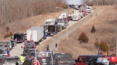 De multiples convois de camions convergent vers un grand rassemblement à Washington