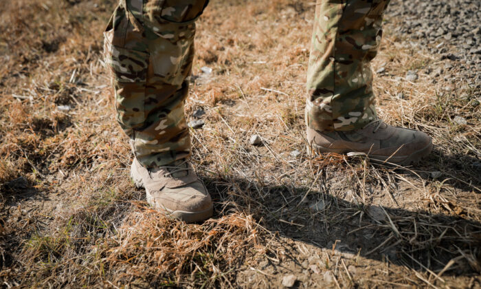 Un soldat polonais qui s'était engagé comme combattant étranger en Ukraine se prépare à rentrer chez lui après que sa base, le Centre international de maintien de la paix et de la sécurité de Yavoriv, a été bombardée pendant la nuit dans l'ouest de l'Ukraine, le 13 mars 2022. (Charlotte Cuthbertson/The Epoch Times)