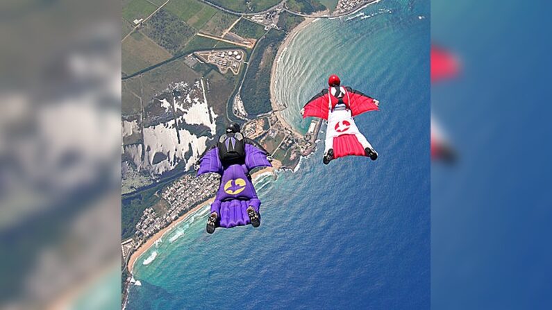 Un vol en wingsuit - Photo de Original téléversé par The.one.eleven sur Wikipédia anglais.Later version(s) were uploaded by Calliopejen1 at English Wikipedia. — http://www.matthoover.com/gallery/skydiving-photos/2007-02/2007-02_p50.html#navbarTransféré de en.wikipedia à Commons par Harald Haugland., Domaine public, https://commons.wikimedia.org/w/index.php?curid=3770051