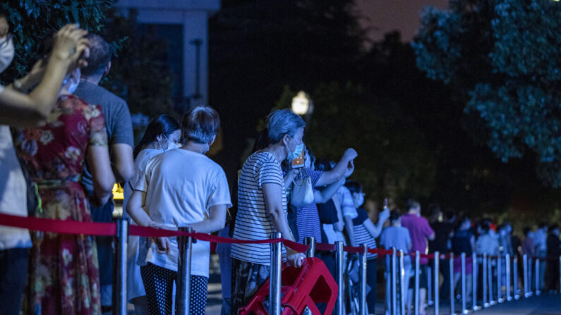 Des habitants font la queue pour se soumettre à un test Covid à Wuhan, dans la province de Hubei, le 3 août 2021. (STR/AFP via Getty Images)