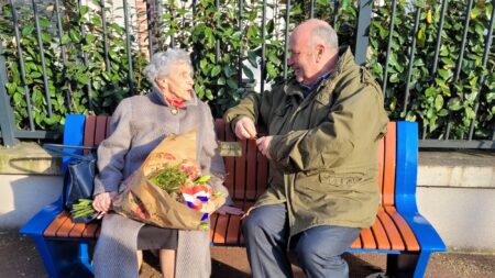 Un village normand installe un banc pour que Gisèle, 101 ans, puisse continuer à sortir faire ses courses