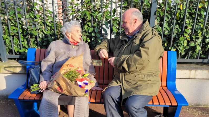 Avenue de Paris, a été inauguré un banc qui porte le nom de GISELLE BISSON, en sa présence, celle de monsieur le maire Olivier Paz  et de quelques amis ! Pour fêter ses 101 ans ! (Facebook: Mairie De Merville Franceville)