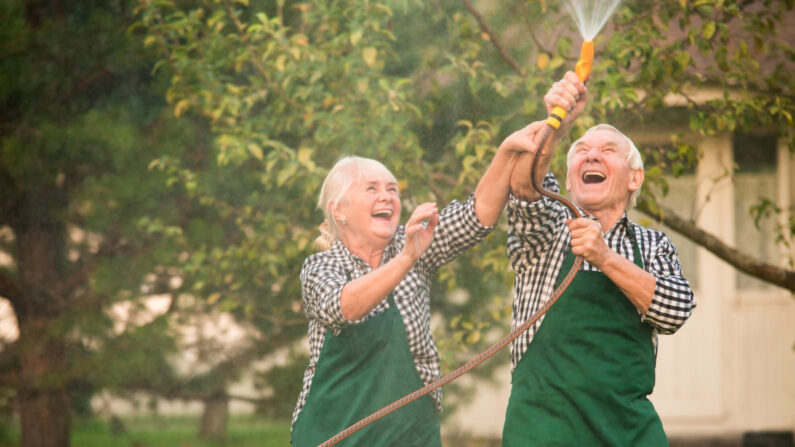 La joie suscite un état de bien-être qui nous apaise tout en nous incitant à aller de l'avant avec la promesse de beauté et de liens sociaux. (DenisProduction.com/Shutterstock)