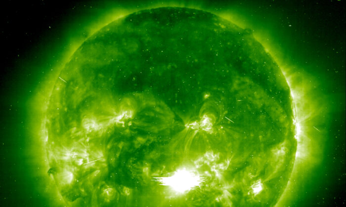 Une éruption solaire majeure visible le 29 octobre 2003. Cette éruption X18 est la plus forte éruption depuis le 16 août 1989, lorsqu'une éruption X20 s'est produite. (Solar & Heliospheric Observatory/NASA via Getty Images)