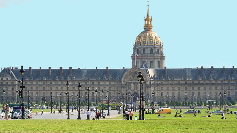 Esplanade des Invalides (Nono vlf, CC BY-SA 3.0 , via Wikimedia Commons