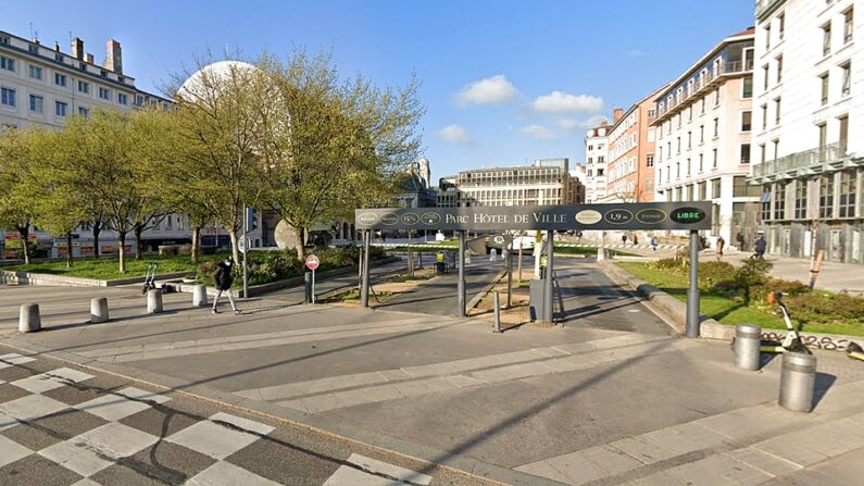 Parc de l'Hôtel de ville à Lyon, où sont installées les toilettes publics - Google maps