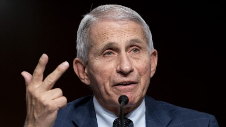 Le Dr Anthony Fauci, principal conseiller médical du président Joe Biden et directeur de l'Institut national des allergies et des maladies infectieuses, s'adresse à des membres du Congrès à Washington, le 11 janvier 2022. (Greg Nash/Pool/AFP via Getty Images)