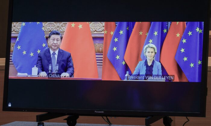 Le président chinois Xi Jinping et la présidente de la Commission européenne Ursula von der Leyen s'entretiennent par vidéoconférence avec le président du Conseil européen et le chef de la politique étrangère de l'Union européenne lors d'un sommet UE-Chine au bâtiment du Conseil européen à Bruxelles, le 1er avril 2022. (Photo par Olivier Matthys / POOL / AFP) (Photo par OLIVIER MATTHYS/POOL/AFP via Getty Images)