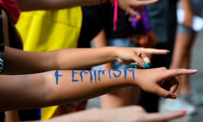 Des militantes féministes vues lors d’une représentation chorégraphiée à la place Brion à Caracas, au Venezuela, le 7 décembre 2019. (Yuri Cortez/AFP via Getty Images)