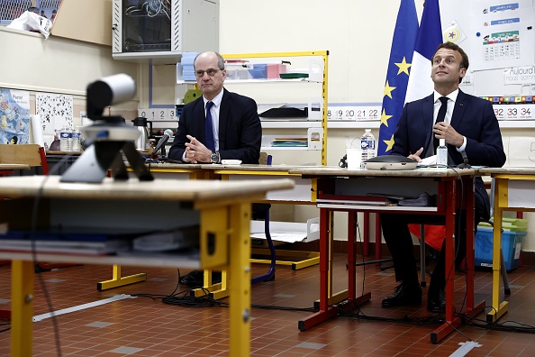 Le président français Emmanuel Macron et le ministre français de l'Éducation nationale Jean-Michel Blanquer, à Poissy, à l'ouest de Paris, le 5 mai 2020. (IAN LANGSDON/POOL/AFP via Getty Images)