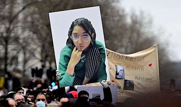 Marche blanche à la mémoire d'Alisha âgée de 14 ans dont le corps battu a été retrouvé dans la Seine à Argenteuil dans le Val-d'oise. (Photo : MARTIN BUREAU/AFP via Getty Images)