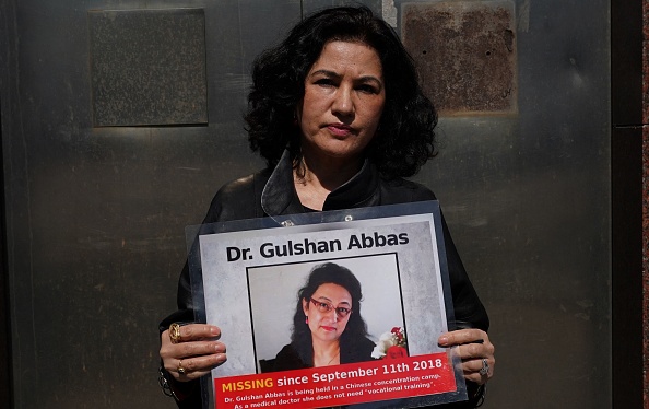 Rusban Abbas, directrice exécutive de la campagne des Ouïghours, qui tient à la main la photo de sa sœur qui a été emprisonnée par le Parti communiste chinois. (Photo TIMOTHY A. CLARY/AFP via Getty Images)