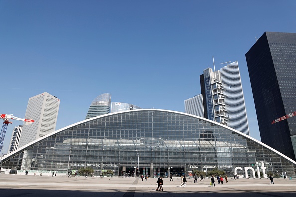 Parvis de la Défense à Paris. (LUDOVIC MARIN/AFP via Getty Images)