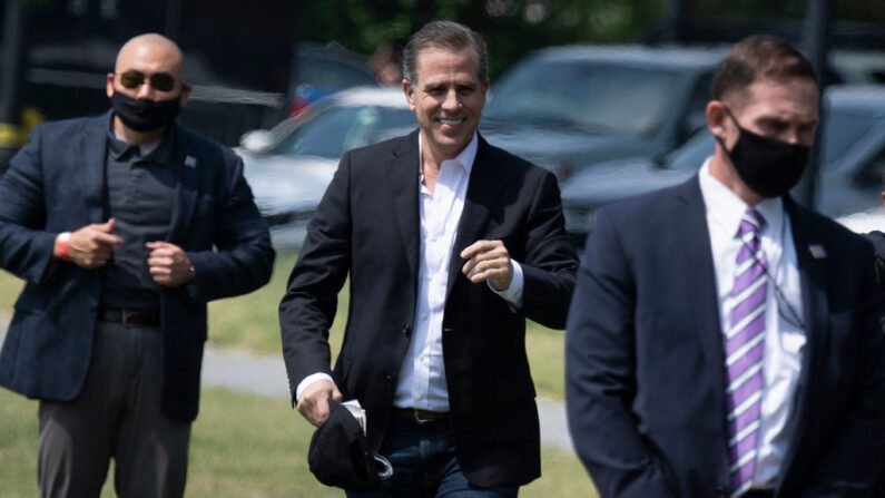 Hunter Biden avant de prendre un hélicoptère au départ de la Maison Blanche le 22 mai 2021, à Washington, DC. ( (Photo par BRENDAN SMIALOWSKI/AFP via Getty Images)