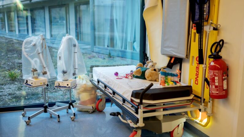 Un lit orné de peluches est exposé dans un couloir d'une unité d'urgence pédiatrique. (Photo de FABRICE COFFRINI/AFP via Getty Images)