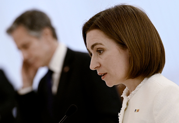 La présidente moldave Maia Sandu s'exprime aux côtés du secrétaire d'État américain Antony Blinken au palais présidentiel de Chisinau, le 6 mars 2022. Photo par OLIVIER DOULIERY/Pool /AFP via Getty Images.