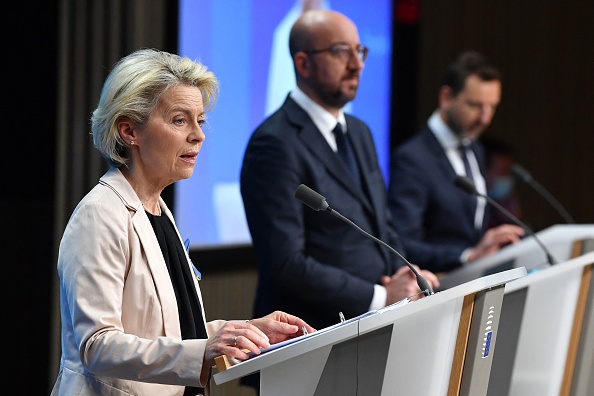 -La présidente de la Commission européenne, Ursula von der Leyen et le président du Conseil européen, Charles Michel, vont s'entretenir en visioconférence avec le Premier ministre chinois Li Keqiang puis le président Xi Jinping. Photo du 25 mars 2022. Photo de JOHN THYS/AFP via Getty Images. 