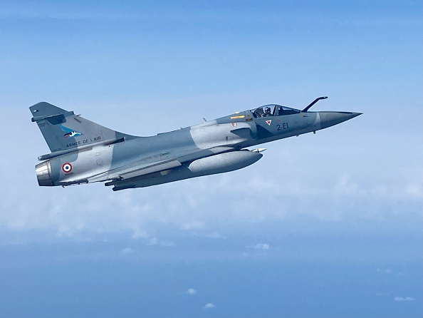 Un avion de chasse Mirage 2000 en patrouille aérienne au-dessus de l'Estonie, dans le cadre d'une mission de l'OTAN, le 30 mars 2022. (Photo DIDIER LAURAS/AFP via Getty Images)