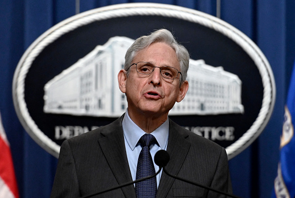 Le procureur général des États-Unis, Merrick B. Garland, participe à la conférence de presse au ministère de la Justice à Washington, DC, le 1er avril 2022.  (Photo : OLIVIER DOULIERY/AFP via Getty Images)