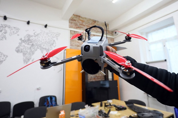 -Des amateurs clandestins improvisent des drones mortels à destination de la ligne de front de la guerre entre la Russie et l'Ukraine le 1er avril 2022. Photo par ALEKSEY FILIPPOV/AFP via Getty Images.