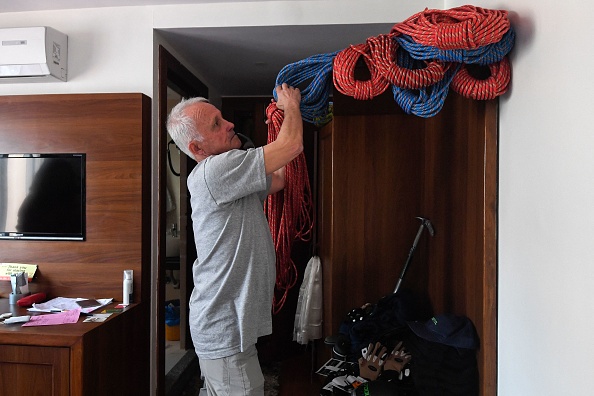 L'alpiniste français Marc Batard prépare son équipement et vise à devenir la personne la plus âgée à gravir l'Everest sans oxygène supplémentaire et trouver un nouvel itinéraire plus sûr le 29 mars 2022.  Photo de PRAKASH MATHEMA/AFP via Getty Images.