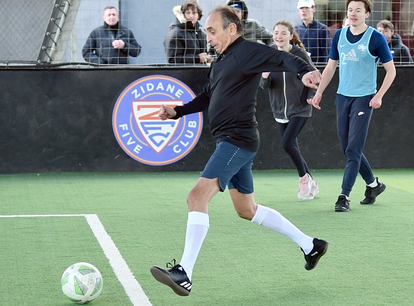 Eric Zemmour candidat à la présidentielle Reconquete ! participe à un match de football amateur en salle lors d'une visite de campagne à Aix-en-Provence, dans le sud de la France, le 2 avril 2022. (Photo : BERTRAND GUAY/AFP via Getty Images)