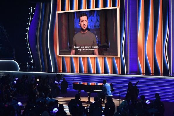 Le président ukrainien Volodymyr Zelensky apparaît à l'écran lors de la 64e cérémonie annuelle des Grammy Awards, Las Vegas le 3 avril 2022. Photo de VALERIE MACON / AFP via Getty Images.