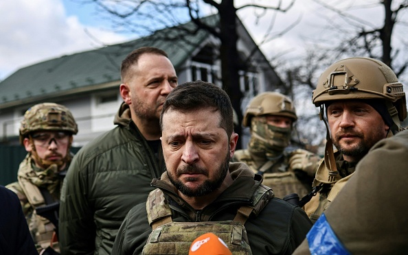 Le président ukrainien Volodymyr Zelensky s'adresse à la presse dans la ville de Bucha, au nord-ouest de la capitale ukrainienne Kiev, le 4 avril 2022. Photo de RONALDO SCHEMIDT/AFP via Getty Images.