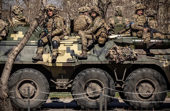 Des soldats ukrainiens dans un véhicule militaire blindé dans la ville de Severodonetsk, dans la région du Donbass, le 7 avril 2022.  Photo de FADEL SENNA/AFP via Getty Images.