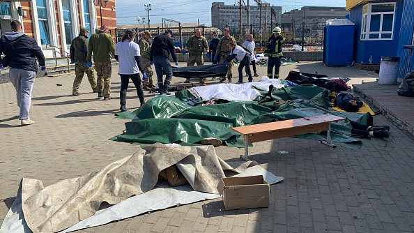 Des militaires ukrainiens transportent une victime à placer à côté d'autres blessés après un bombardement de la gare de Kramatorsk, dans la région du Donbass, le 8 avril 2022. Photo par Hervé BAR / AFP via Getty Images.