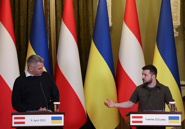 Le président ukrainien Volodymyr Zelensky assiste à une conférence de presse avec le chancelier autrichien Karl Nehammer à Kiev, le 9 avril 2022. Photo de RONALDO SCHEMIDT/AFP via Getty Images.