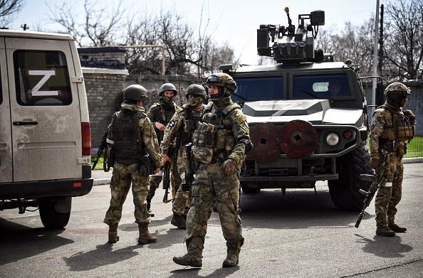 -Des soldats russes patrouillent dans une rue le 11 avril 2022 à Volnovakha, dans la République populaire autoproclamée de Donetsk. Photo par Alexandre NEMENOV / AFP via Getty Images.