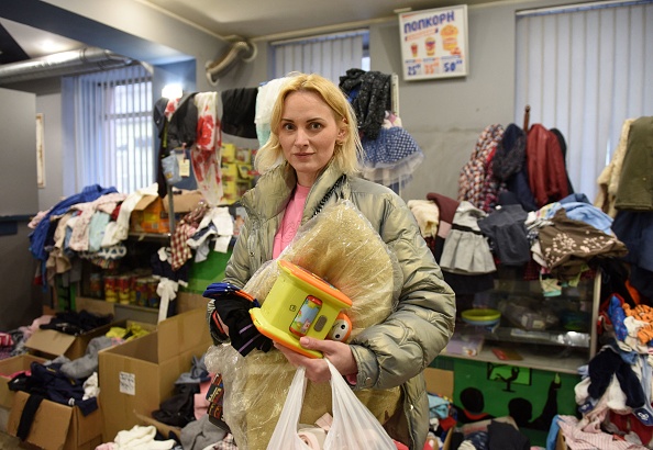 -Katerina, 38 ans, se tient à l'intérieur d'un cinéma transformé en point de distribution d'aide dans la ville de Lviv, dans l'ouest de l'Ukraine, le 11 avril 2022. Photo de Yuriy DYACHYSHYN/AFP via Getty Images.