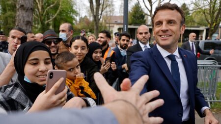 À Strasbourg, Emmanuel Macron rencontre une femme voilée et « féministe », il trouve cela « beau » et tacle sa rivale