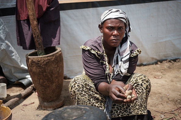 Amissa Irakoze , qui a dix enfants et a été déplacée de chez elle depuis avril 2020 en raison de la montée du niveau de l'eau du lac Tanganyika. Photo de YASUYOSHI CHIBA/AFP via Getty Images.