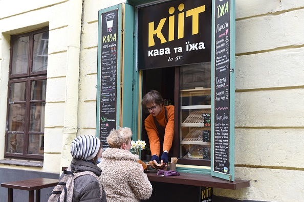 -Ivan Denchenko 19 ans, sert des clients au café Kiit, dans la ville de Lviv, dans l'ouest de l'Ukraine, le 12 avril 2022. Photo Yuriy DYACHYSHYN/AFP via Getty Images.