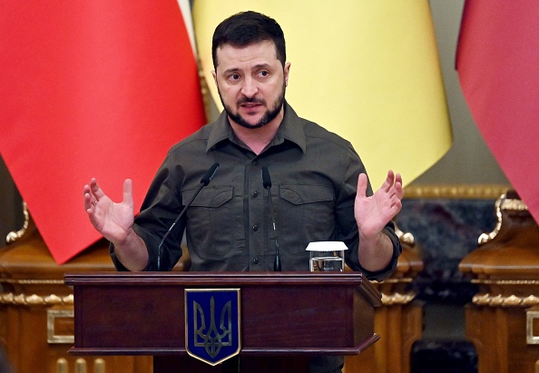 -Le président ukrainien Volodymyr Zelensky demande un échange de prisonnier, à Kiev, le 13 avril 2022. Photo de Sergei SUPINSKY / AFP via Getty Images.