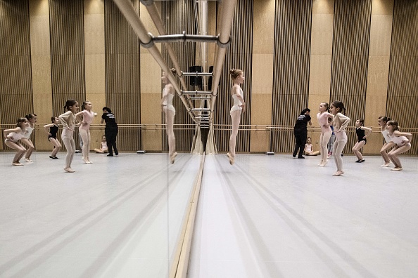 -Jana Jodasova, directrice de l'École préparatoire de ballet du Théâtre national, travaille avec des enfants ukrainiens lors d'un cours de ballet organisé par l'École pour enfants touchés par la guerre en Ukraine le 13 avril 2022 à l'Opéra d'État de Prague. Photo de Michal CIZEK/AFP via Getty Images.