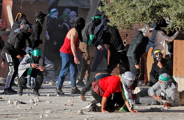 Des manifestants palestiniens affrontent la police israélienne dans l'enceinte de la mosquée Al-Aqsa à Jérusalem le 15 avril 2022. Photo par Ahmad GHARABLI / AFP via Getty Images.