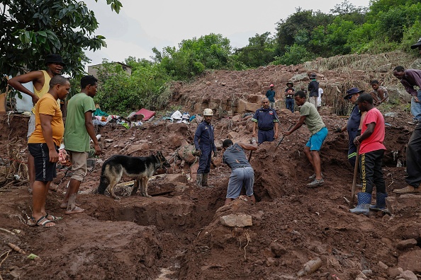 -La police, l'armée et les sauveteurs volontaires ont élargi vendredi leur recherche de dizaines de personnes toujours portées disparues, dans la ville côtière de Durban en Afrique du Sud, le 15 avril 2022. Photo PHILL MAGAKOE/AFP via Getty Images.