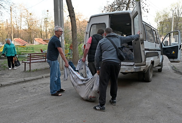 -Des frappes russes sur la ville de Kharkiv, dans l'est de l'Ukraine, a tué sept personnes et fait 34 blessés le 15 avril 2022. Photo de SERGEY BOBOK / AFPAFP via Getty Images.