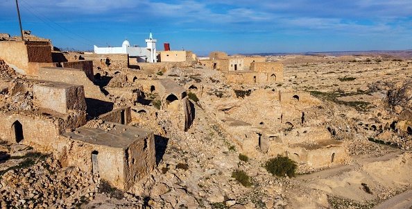 – En Libye des maisons souterraines uniques de Gharyan ont été creusées à flanc de montagne il y a des siècles, le 5 février 2022. Photo de Mahmud TURKIA / AFP via Getty Images.