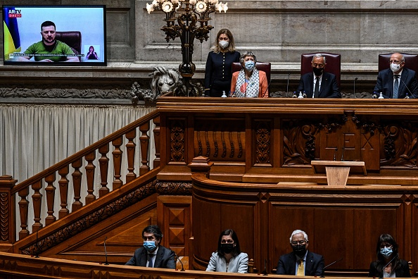 Le président ukrainien Volodymyr Zelensky s'adresse au Parlement portugais par vidéoconférence à Lisbonne le 21 avril 2021. Photo de PATRICIA DE MELO MOREIRA/AFP via Getty Images.