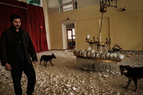 -Le bâtiment détruit du Palais de la culture par des bombardements à Rubizhne, dans l'est de l'Ukraine, le 23 avril 2022. Photo de YASUYOSHI CHIBA/AFP via Getty Images.