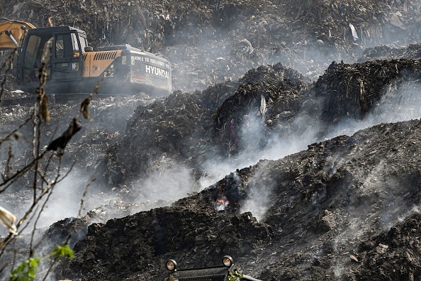 Incendie à la décharge de Bhalaswa à New Delhi le 28 avril 2022. (Photo  PRAKASH SINGH/AFP via Getty Images)