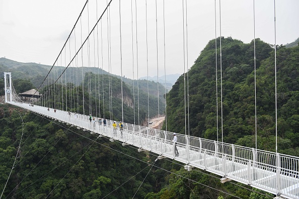 Les visiteurs marchent sur le pont de verre Bach Long, dans la province vietnamienne de Son-là, le 29 avril 2022. Photo de NHAC NGUYEN/AFP via Getty Images.