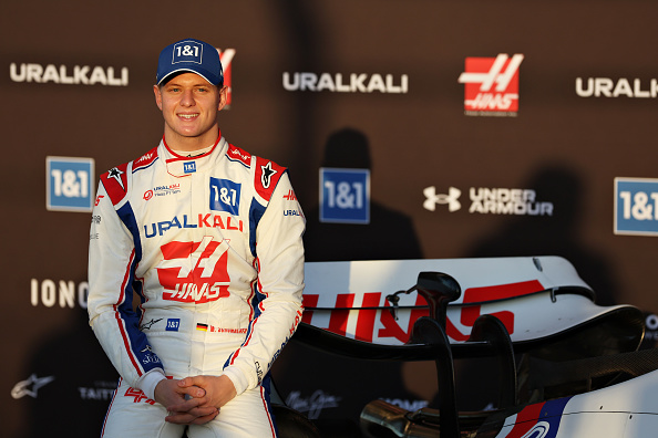 Mick Schumacher d'Allemagne et Haas F1 dévoilent la Ferrari Haas F1 VF-22 lors de la première journée d'essais F1 sur le Circuit de Barcelona-Catalunya le 23 février 2022, Espagne. Photo de Mark Thompson/Getty Images.